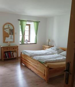 1 dormitorio con cama y ventana en Old house in Forest, en Křemže