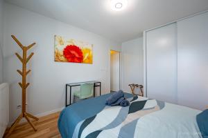 Un dormitorio con una cama azul y blanca en una habitación en Le Saint Exupéry - T3 Centre Ville Avec Balcon + Parking Gratuit en Toulouse