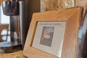 un cadre photo en bois avec une photo d'un cd dans l'établissement Dolly Valley View, à Sevierville