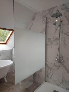 La Suite في Vron: حمام أبيض مع دش ومغسلة