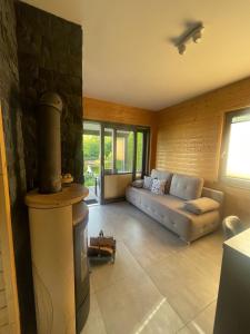 Osada Skoczkowo komfortowe domki z jacuzzi nad jeziorem- sauna- balia- prywatny staw wędkarski的休息区