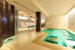 Bazén v ubytování Europa Hotel Design Spa 1877 nebo v jeho okolí