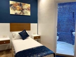 Voodi või voodid majutusasutuse HOSTAL MH BORJ toas