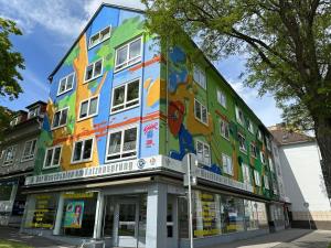 un edificio con una pintura a un lado. en Zentrale & gemütliche 3-Zimmer-Wohnung, mit Netflix & Sky, in der Nähe von Uni, Klinikum & Zentrum, mit Stellplatz, en Kassel