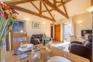 comedor y sala de estar con mesa y sillas en The Heydon, en Roughton