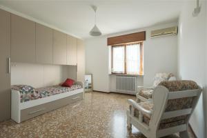 1 dormitorio con 1 cama y 1 silla en Il Cerro - Sarnico, en Sarnico