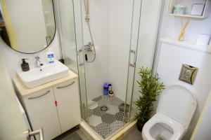 uma casa de banho com um chuveiro, um WC e um lavatório. em Green Home - Lamela 1 Tivat em Tivat