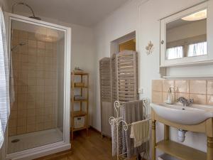 łazienka z umywalką i prysznicem w obiekcie Maison charmante à Bouzigues, proche port et plage - FR-1-604-32 w mieście Bouzigues