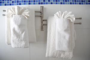3 asciugamani appesi a un portasciugamani in bagno di Begona Cliff Hotel a Negril Altre 30 foto