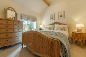 Tempat tidur dalam kamar di Glaven Cottage