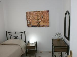 フィラにあるAratos Apartments - Kallisto 2bedroom Apartmentのベッドルーム1室(ベッド1台、鏡付きテーブル付)