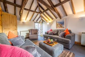 uma sala de estar com dois sofás e uma mesa em Newgates Cottage em Wells-next-the-Sea