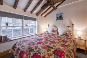 een slaapkamer met een groot bed en een raam bij Newgates Cottage in Wells next the Sea