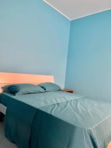 una camera blu con un letto con lenzuola blu di GC Petit Palais Lampedusa a Lampedusa