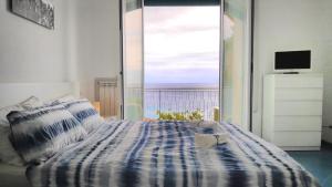 ライグエーリアにあるVista Mare & AC - Smeraldo Apartmentの海の見えるベッドのある寝室