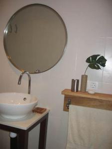 baño con lavabo y espejo en la pared en Duplex Mestral en L'Ampolla