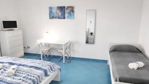 una camera da letto con letto e scrivania e una deskablishthritistrintitis di Vista Mare & AC - Smeraldo Apartment a Laigueglia