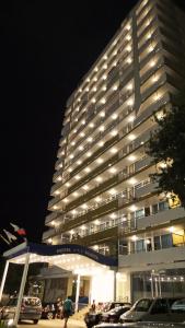 un grand bâtiment avec des voitures garées devant lui dans l'établissement Bonita Hotel, aux Sables d'or