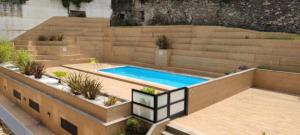 basen w środku budynku w obiekcie Apartamento Piscina 2G by Urraca Suites Viveiro w mieście Viveiro