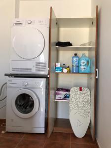 a laundry room with a washing machine and a washer at Loft 2 Nuevo ,segundo piso sin ascensor in La Línea de la Concepción