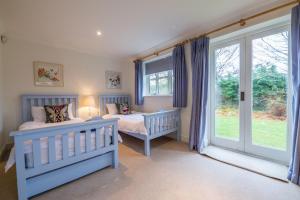 מיטה או מיטות בחדר ב-Owl Cottage Woodside