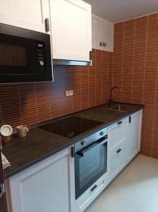 Kuchnia lub aneks kuchenny w obiekcie Apartamento Piscina 2G by Urraca Suites Viveiro