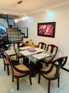 ein Esszimmer mit einem Glastisch und Stühlen in der Unterkunft Bogotá Kings 401 in Bogotá
