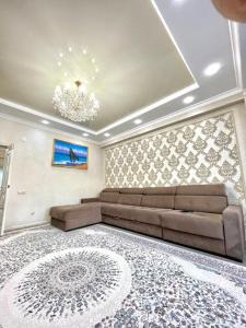 sala de estar con sofá y lámpara de araña en Elite apartment in street Moskovskay 191, en Bishkek