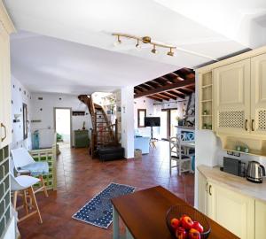 cocina y sala de estar con mesa y sillas en Villa Krio Pigadi, en Kechria
