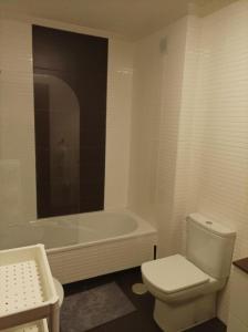 Łazienka w obiekcie Apartamento Piscina 2G by Urraca Suites Viveiro