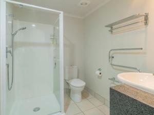 un bagno con doccia, WC e lavandino di Marinaview - Whitianga Holiday Apartment a Whitianga Altre 17 foto