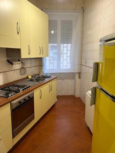 uma cozinha com um lavatório e um fogão forno superior em Piazza Vescovio Apartment em Roma