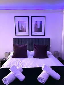 een bed met twee paar witte sokken erop bij Stylish En Suite double room Kensington in Londen