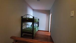 ein Zimmer mit einem Regal in der Ecke eines Zimmers in der Unterkunft Dptos CerBo in Deán Funes
