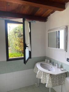 łazienka z umywalką i oknem w obiekcie Villino Alfeo w mieście Carrozziere
