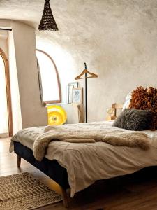 Un dormitorio con una cama grande con una manta. en Charmante suite romantique avec cave à vin, en Cournonsec