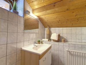 ein Badezimmer mit einem Waschbecken und einer Holzdecke in der Unterkunft Chalet spacieux avec sauna, proche des Menuires et St Martin de Belleville - FR-1-344-738 in Saint-Marcel + 8 Fotos