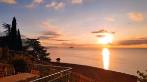 a sunset over the ocean with the sun setting at Vista Mare, Netflix & AC - Smeraldo Apartment in Laigueglia