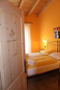 een slaapkamer met een bed en een open deur bij Maso Fiorini in Rovereto