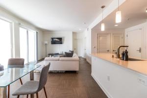 Lux 3 Bedroom 2 Bath Apt