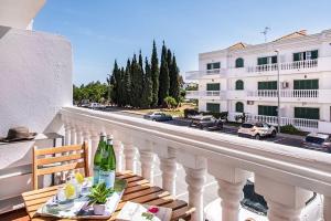 uma mesa com uma garrafa de vinho na varanda em APARTAMENTO BONAVENTURA em Tavira