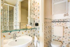 a bathroom with a sink and a mirror at La Mansarda al mare Centro storico di Loano con GARAGE in Loano