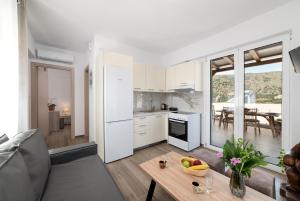 Kuchyň nebo kuchyňský kout v ubytování E.Berdufi Apartament Sea View