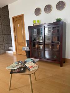 KAZARÃO DI MAVETE - Guesthouse في برايا: غرفة معيشة مع طاولة وخزانة