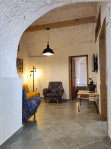 een woonkamer met 2 stoelen en een tafel bij La Madriguera Eco Caves 3 in Guadix