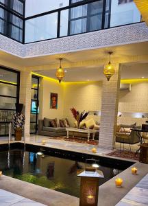 una sala de estar con piscina en una casa en RIAD NOLITA & SPA Kasbah, en Marrakech