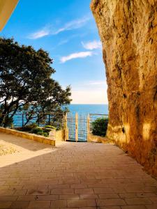 een deur naar de oceaan vanuit een stenen muur bij CONTiNUUM in Ulcinj +66 foto's