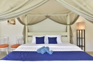 un lit avec deux ours en peluche bleu sur lui dans l'établissement Ling & Louie's Mountain, à Mayong