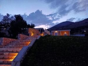 un conjunto de escaleras delante de una casa en Nerea, en Agia Efimia