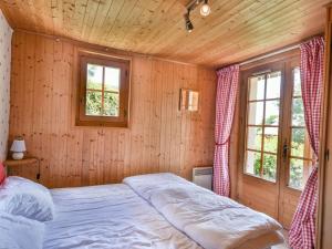 1 dormitorio con 1 cama y 2 ventanas en Chalet Les Gets, 4 pièces, 8 personnes - FR-1-685-4 en Les Gets